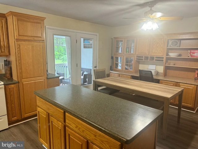 kitchen with ceiling fan, dark hardwood / wood-style floors, a kitchen island, and electric stove