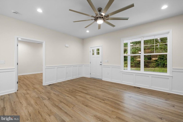 empty room featuring light wood finished floors, visible vents, a ceiling fan, and recessed lighting