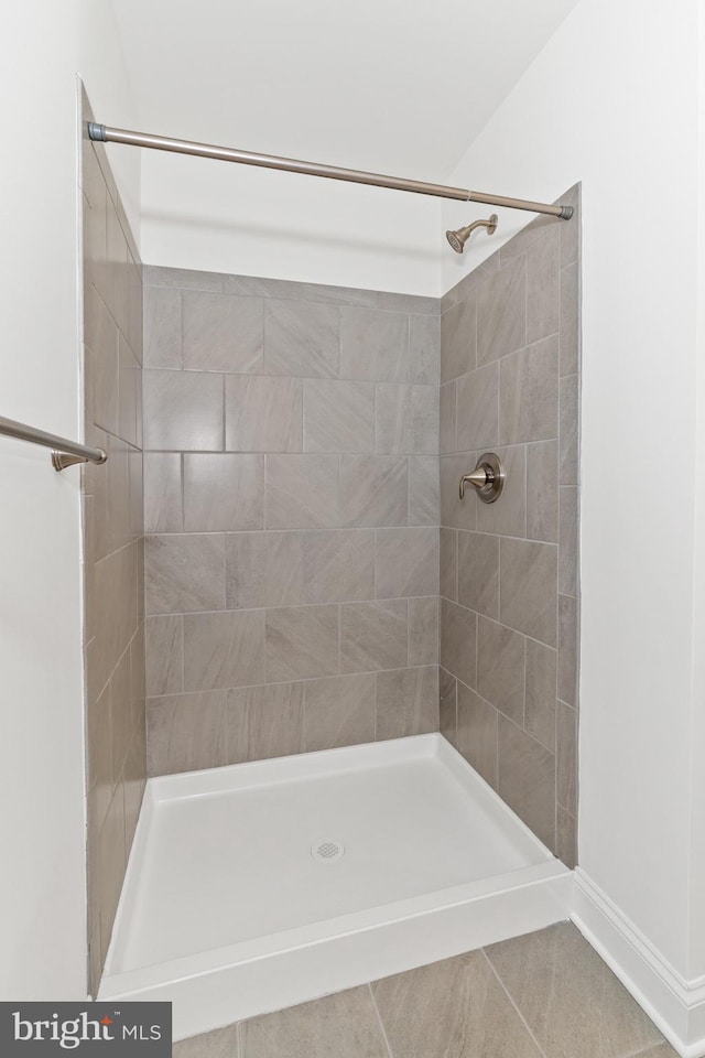 bathroom featuring a tile shower