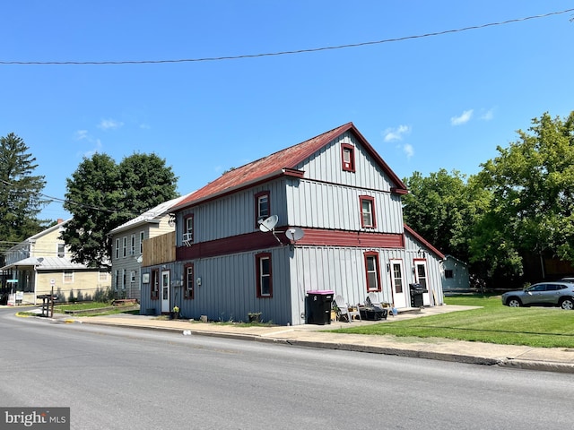 view of front of house featuring a front yard