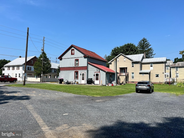 view of front facade featuring a front yard