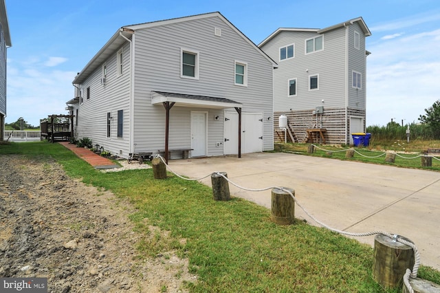 view of front of house featuring a patio area and a front lawn