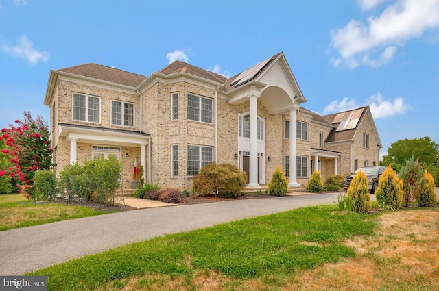 view of front of property featuring a front lawn