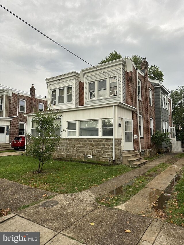 view of front of property featuring a front yard