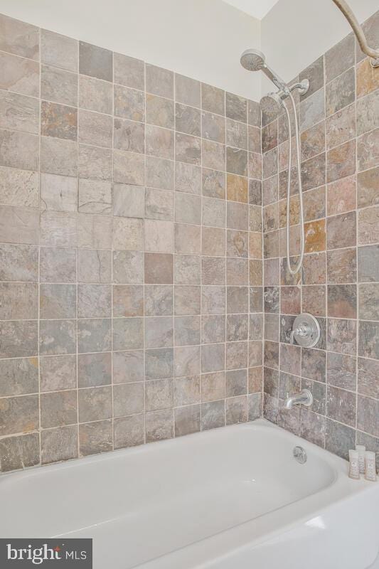 bathroom with tiled shower / bath