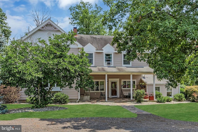 view of front of house featuring a porch and a front yard