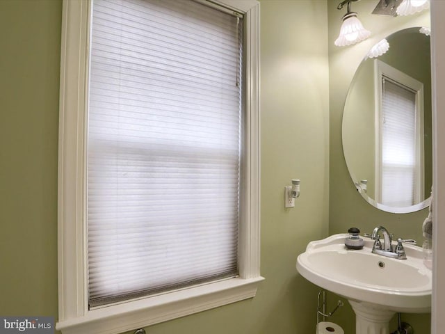 bathroom featuring sink