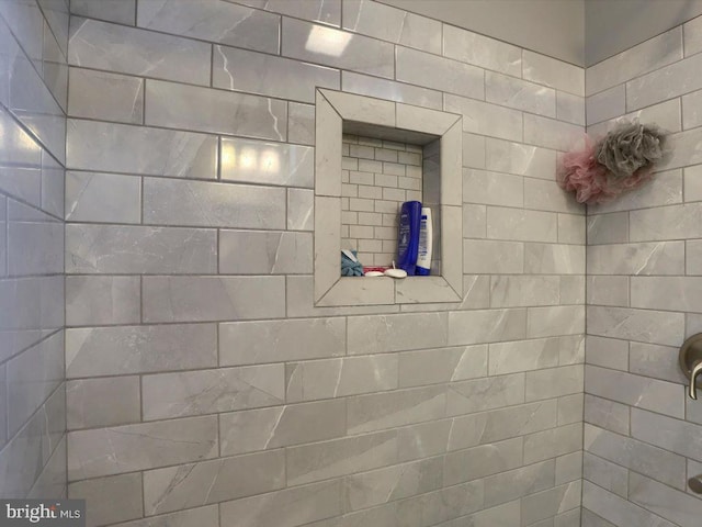 bathroom featuring a tile shower