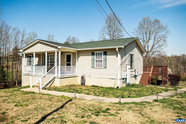 view of front of property with a front lawn and covered porch