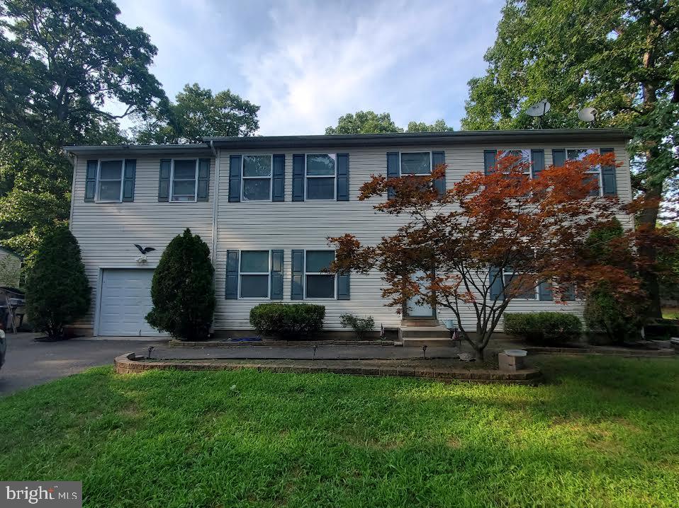 view of front facade with a front yard and a garage