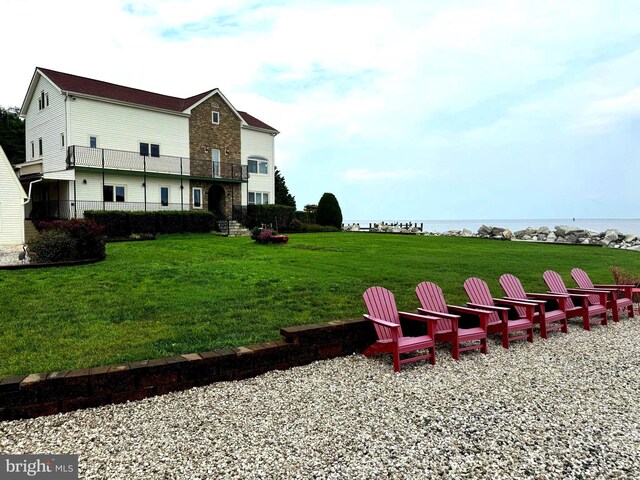 view of yard featuring a water view