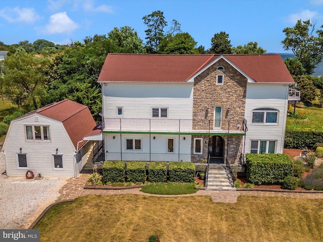 view of front of house with a front lawn