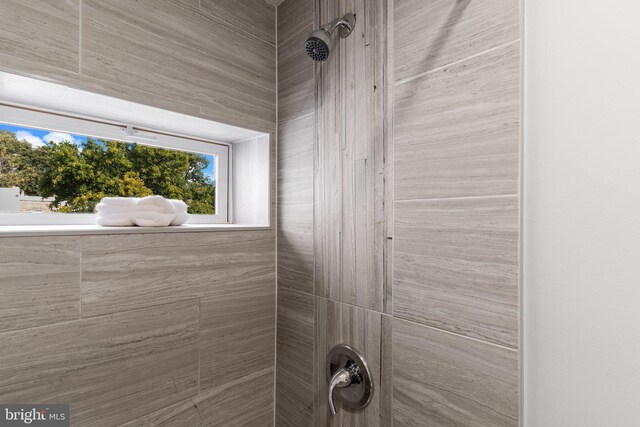 room details featuring tiled shower