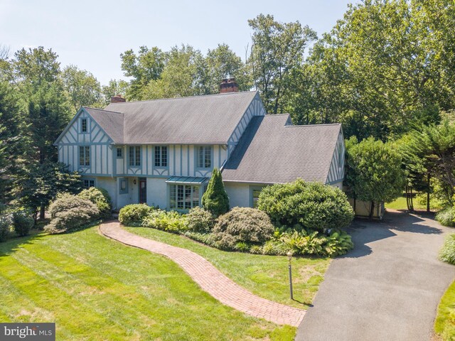 view of front of property with a front yard