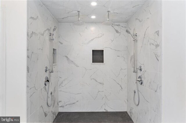 bathroom featuring a tile shower