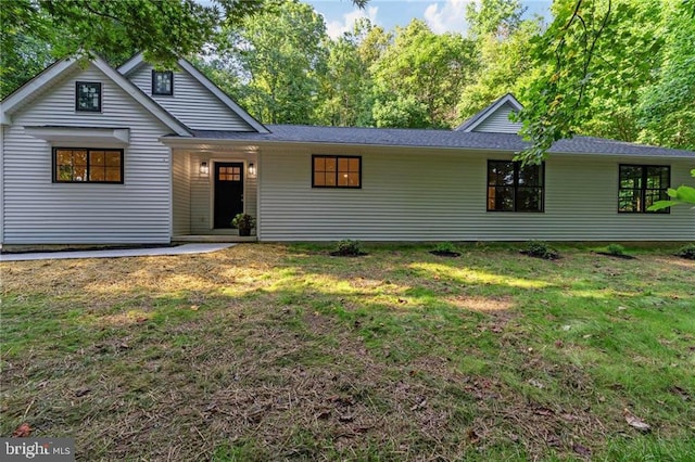 view of front of home featuring a front yard