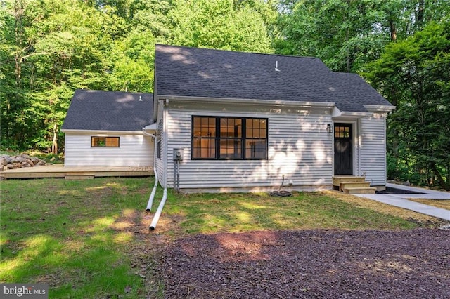 view of front facade with a front yard