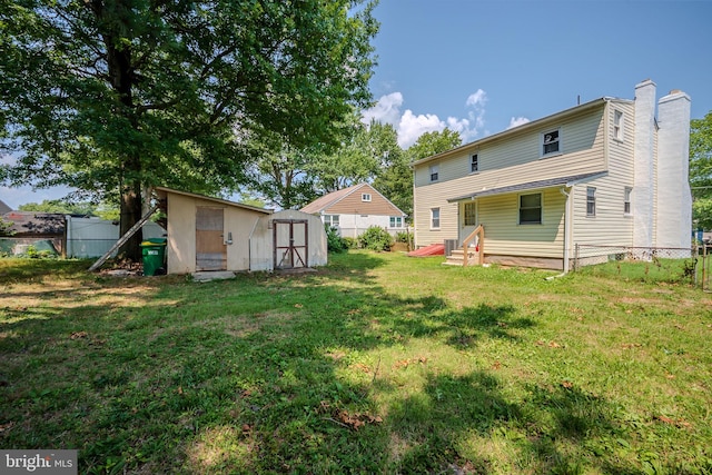 view of yard featuring a shed