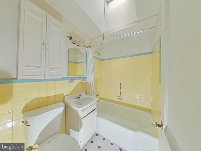 full bathroom with shower / bath combo with shower curtain, vanity, tile walls, and toilet