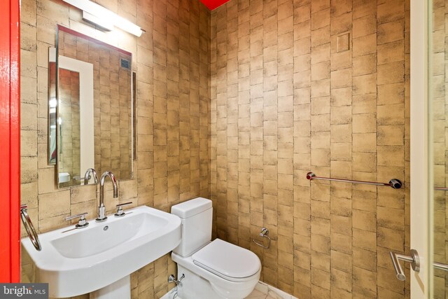 bathroom featuring toilet and sink