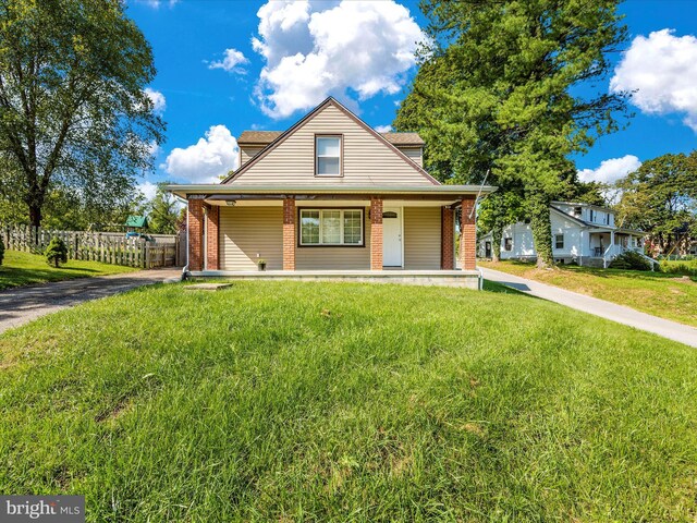 view of front of property featuring a front yard and covered porch