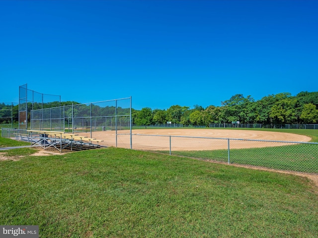 view of property's community featuring a lawn