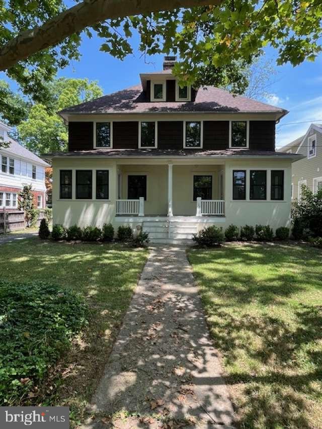 view of front of property with a front lawn