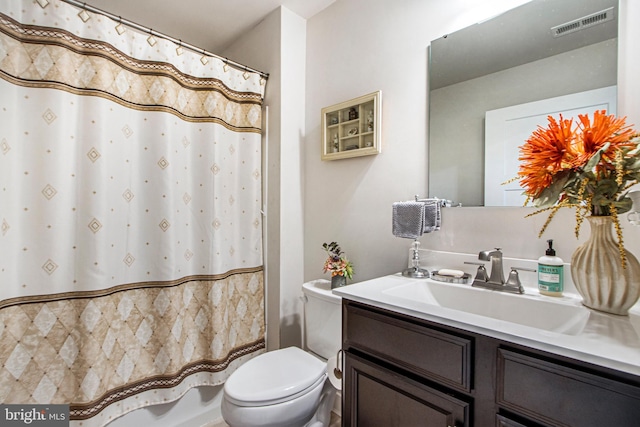 full bath featuring a shower with shower curtain, visible vents, vanity, and toilet