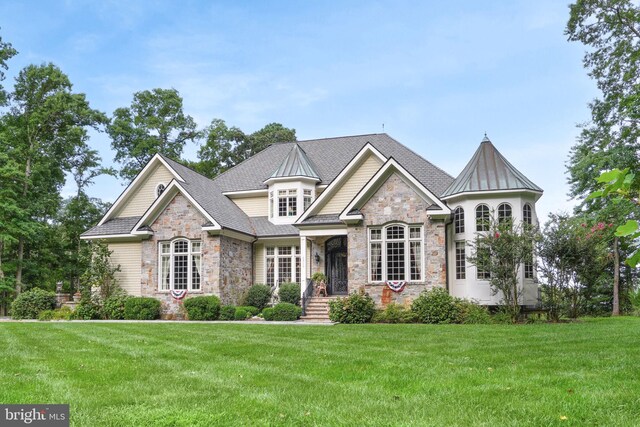 view of front facade featuring a front yard