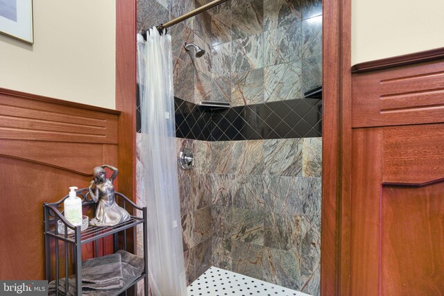 full bathroom featuring a tile shower