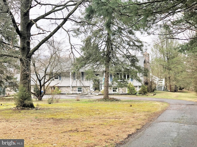 view of front of house featuring a front lawn