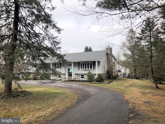 view of front of property featuring a front lawn