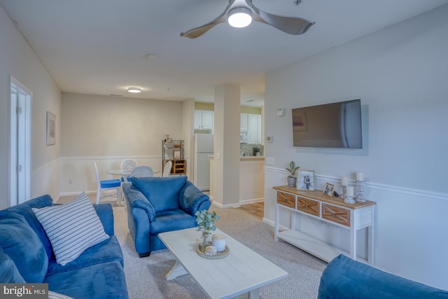 carpeted living room featuring ceiling fan