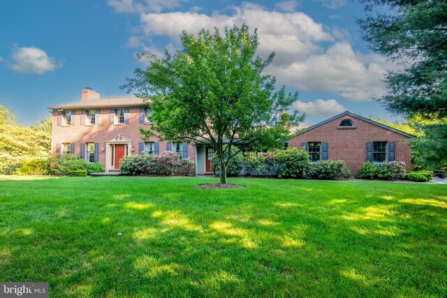 view of front facade with a front lawn