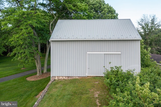 view of outdoor structure featuring a yard