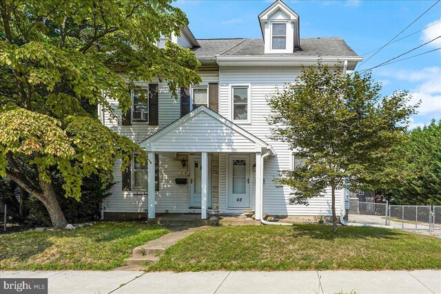 view of front of property with a front lawn and covered porch