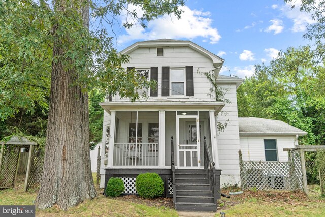 view of front of property with a front lawn