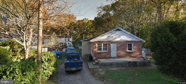 view of front facade featuring brick siding