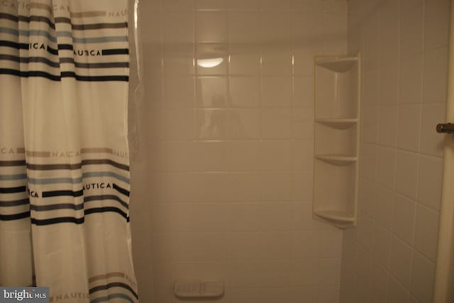 bathroom featuring curtained shower