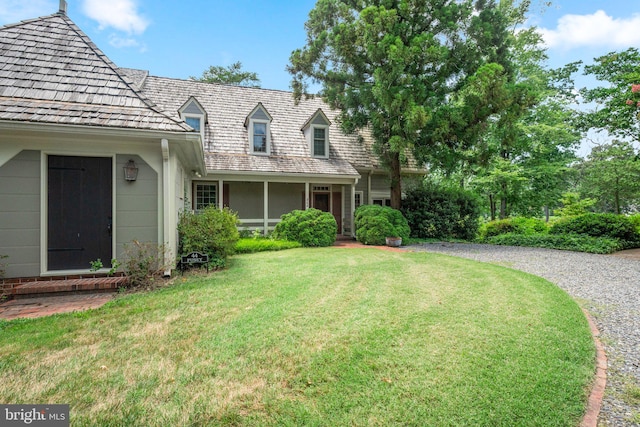 view of front of home featuring a front yard