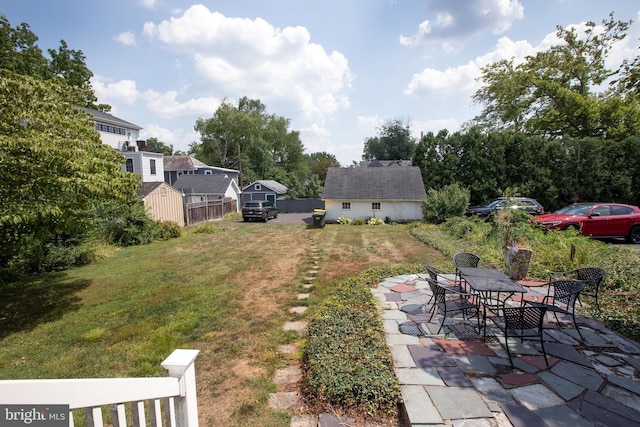 view of yard featuring a patio area