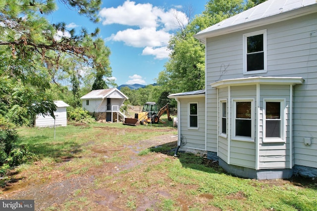 view of yard with a shed