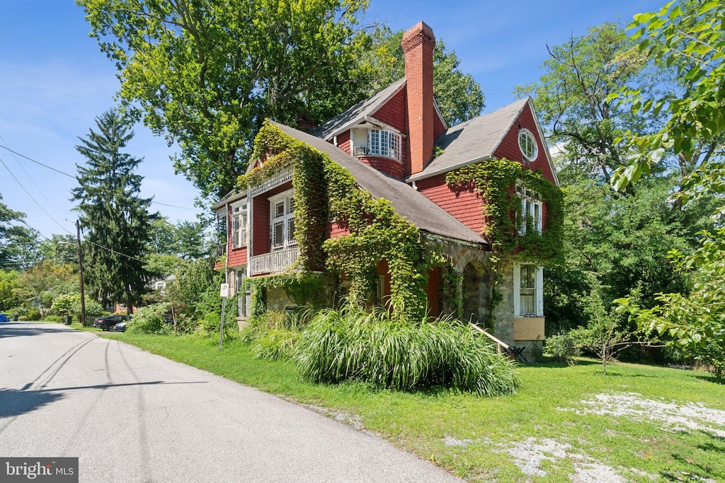 view of side of home featuring a yard