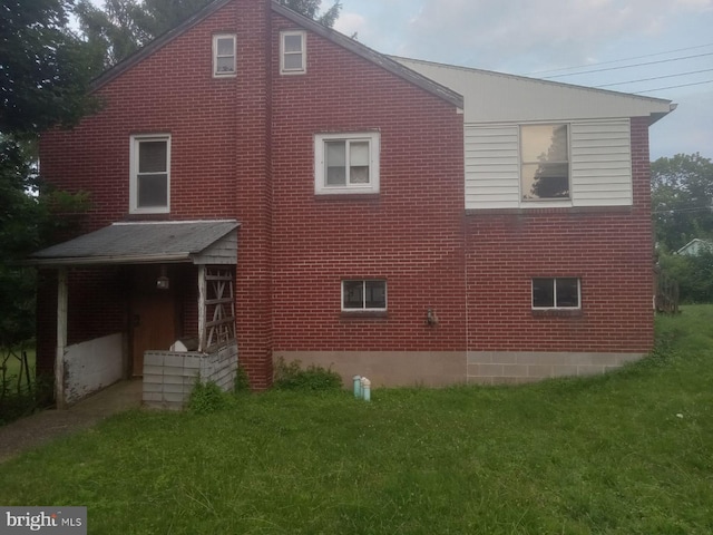 view of front of house featuring a front yard