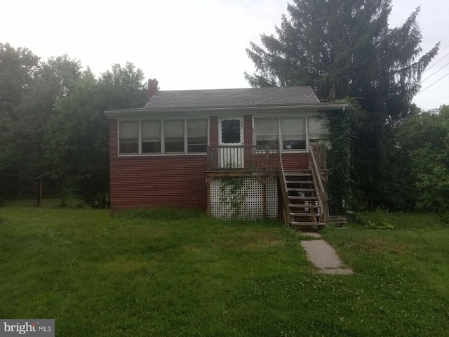 view of front of house with a front lawn