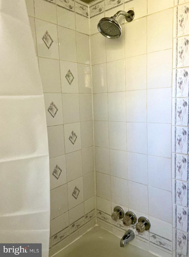 bathroom featuring tiled shower / bath