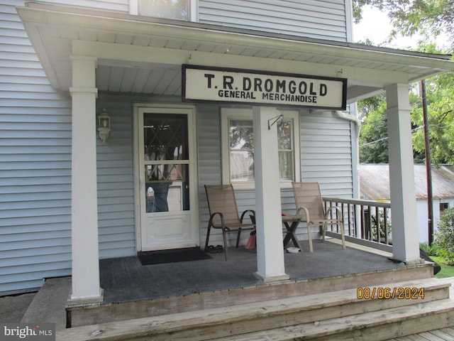 doorway to property with covered porch