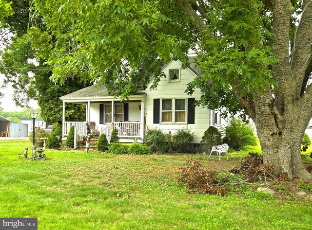 view of front facade with a front yard and a porch