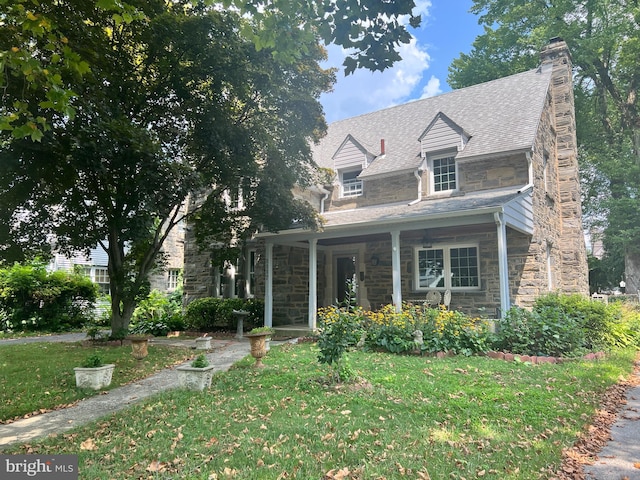 view of front of home featuring a porch and a front yard