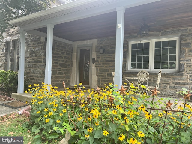 property entrance featuring a porch